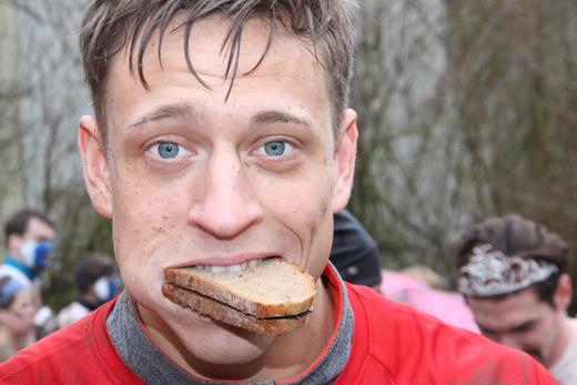 Helfer Verpflegung BauerEdi LäufermitNutellabrot mainpost